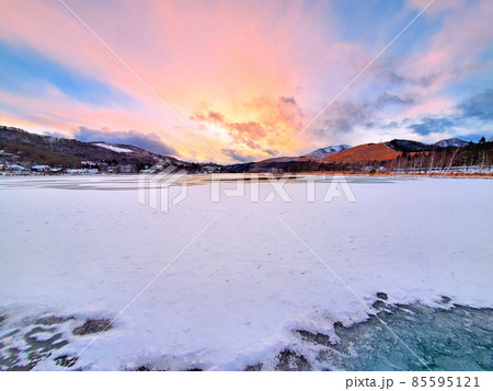 凍った湖と茜色の雲(長野県･白樺湖) 85595121