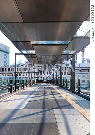 朝日に照らされた「渋谷フクラス接続デッキ」(東京都渋谷区) 朝日に照らされた「渋谷フクラス接続デッキ」(東京都渋谷区) 85595152