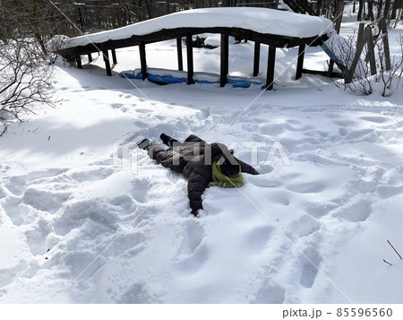雪原にキスする女性 雪原にキスする女性 85596560