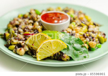 Cooked edamame beans, chickpeas, pearl barley, red quinoa, mung beans and black rice in a refreshing lemon dressing 85596901
