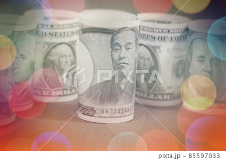 一万円札とドル札 85597033