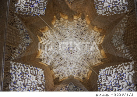 夜のアルハンブラ宮殿　アベンセラヘスの間の天井 85597372