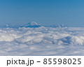旅客機からの眺め・機窓の風景・富士山を望む 85598025