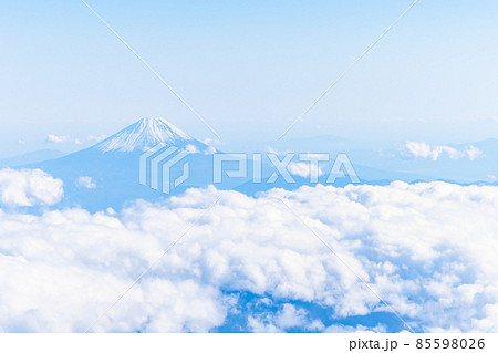 旅客機からの眺め・機窓の風景・富士山を望む 85598026