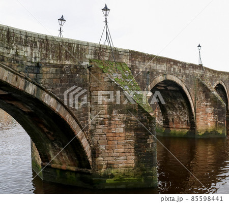 Old Stone River Bridge on a Winter Morning 85598441