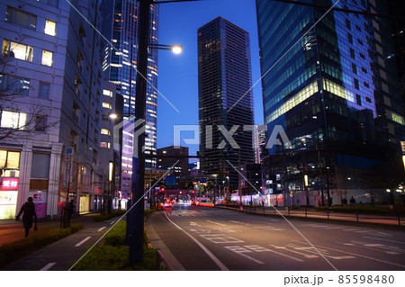 夕暮れの虎ノ門ヒルズ駅前　東京 85598480