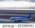 中部セントレア空港の風景・タキシングする旅客機・全日空ボーイング737 85598491