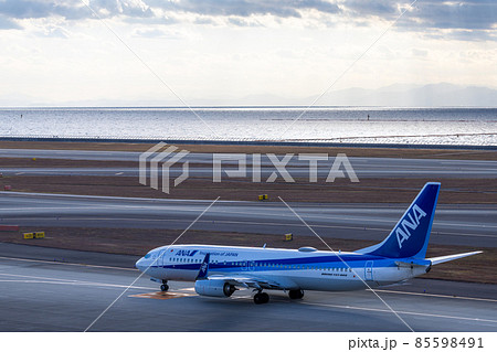 中部セントレア空港の風景・タキシングする旅客機・全日空ボーイング737 85598491