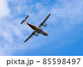 大阪空港を離陸して上昇を続ける旅客・日本航空 ATR42 85598497