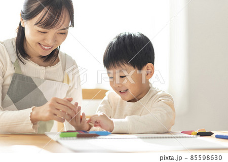 絵を描く4歳の男の子 絵を描く4歳の男の子 85598630