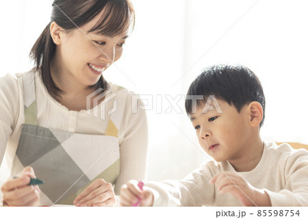 絵を描く4歳の男の子 85598754