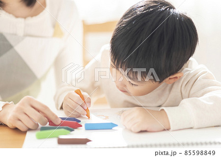 絵を描く4歳の男の子 85598849