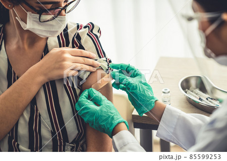 Young woman visits skillful doctor at hospital for vaccination 85599253