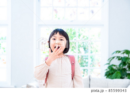 ランドセルを背負った小学生　驚く 85599343