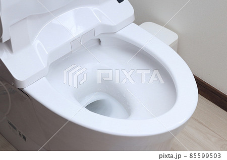 蓋の開いた洋式トイレ 蓋の開いた洋式トイレ 85599503