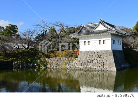 小田原城・二の丸隅櫓と水堀 85599576