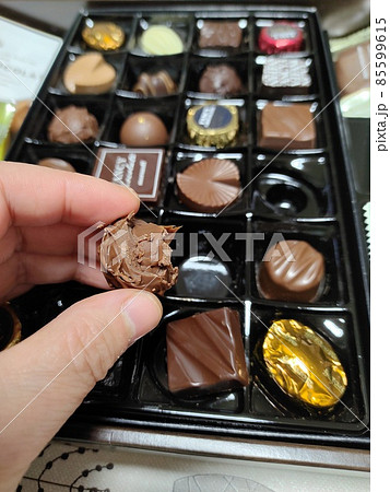 チョコレートのアソートを手に。幸せの瞬間 チョコレートのアソートを手に。幸せの瞬間 85599615