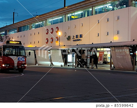 2階建ての駅舎。駅前にはバスロータリーがある 85599642