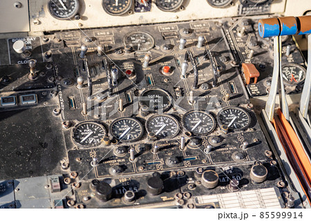 古びた飛行機（P-3C）のコックピットの写真素材 [85599914] - PIXTA