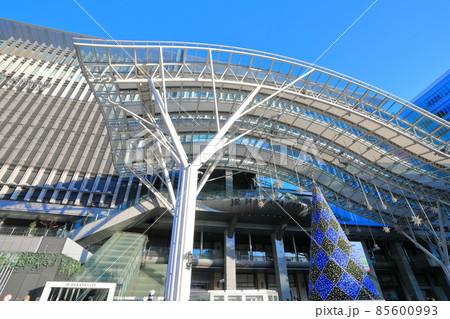 【福岡県】快晴下のJR博多駅 85600993