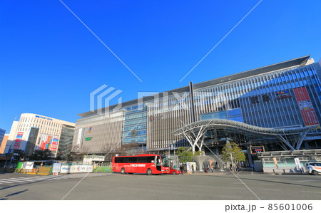 【福岡県】快晴下のJR博多駅 85601006