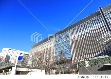 【福岡県】快晴下のJR博多駅 85601015