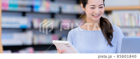 本を貸し出す図書館司書　撮影協力：中央工学校附属日本語学校 85601840