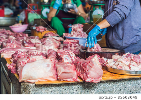 Raw meat on the Vietnamese market 85603049