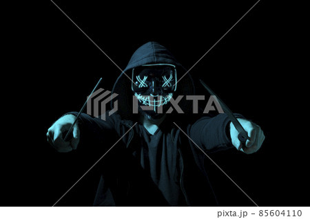 Maked man with two machetes Maked man with two machetes 85604110