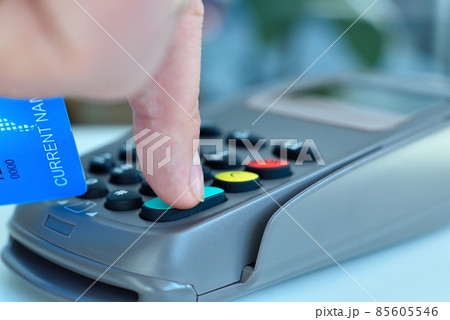 Customer using credit card to pay. Customer using credit card to pay. 85605546