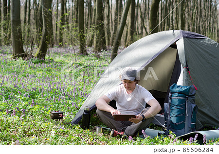 Traveller uses a tablet outdoors. Traveller uses a tablet outdoors. 85606284