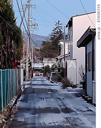 住宅街の冬景色。積もった後の雪が冷たい 住宅街の冬景色。積もった後の雪が冷たい 85606359