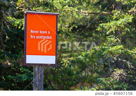 Never leave a fire unattended sign 85607156