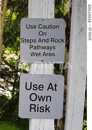 Use caution on steps and rocks sign 85607408
