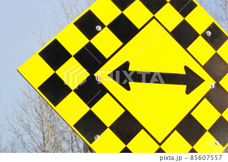 Close Up of a Dead End with Direction Arrows Sign 85607557