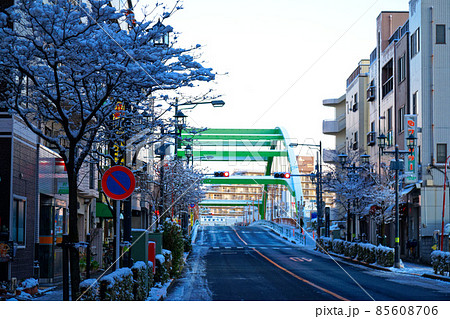 小台橋通り銀座商店街と残雪　雪景色　冬景色 85608706