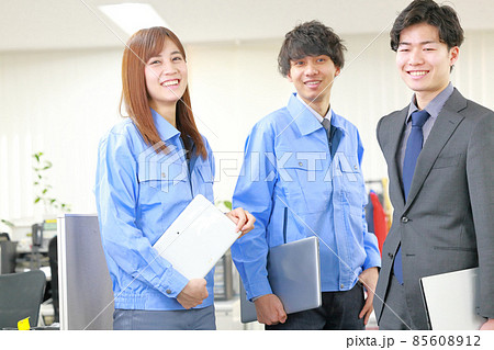 グローバルなエンジニアのチーム_にこやかな表情2 グローバルなエンジニアのチーム_にこやかな表情2 85608912