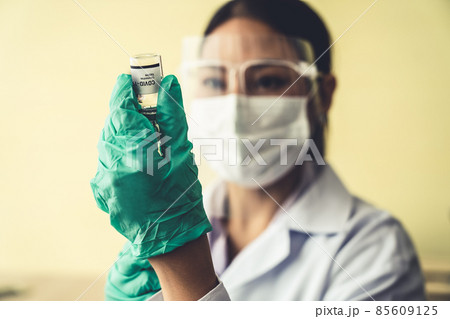 Skillful doctor prepare vaccine proficiently before injection 85609125