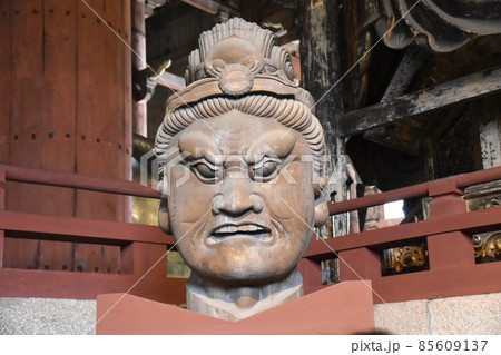 東大寺大仏殿の増長天像の顔を正面から撮った写真 85609137