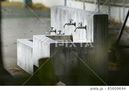 小学校校庭の手洗い場 85609694