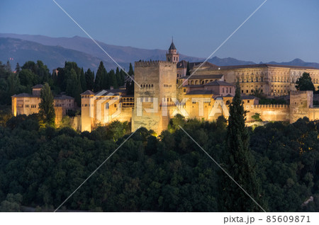 ライトアップされた夜夕暮れのアルハンブラ宮殿 85609871