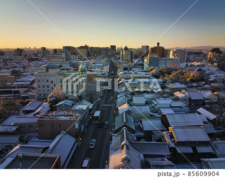 朝日に染まる雪化粧した小江戸川越蔵造りの街並み　埼玉県川越市（ドローンによる空撮） 85609904
