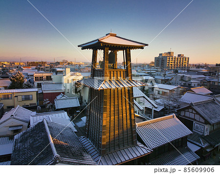 朝日に染まる雪化粧した小江戸川越「時の鐘」　埼玉県川越市（ドローンによる空撮） 85609906