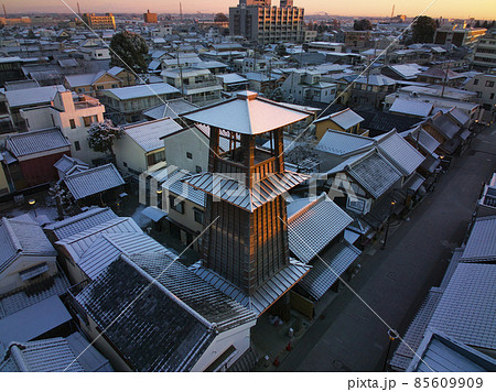 朝日に染まる雪化粧した小江戸川越「時の鐘」　埼玉県川越市（ドローンによる空撮） 85609909