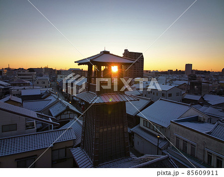 朝日に染まる雪化粧した小江戸川越「時の鐘」　埼玉県川越市（ドローンによる空撮） 85609911