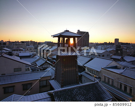 朝日に染まる雪化粧した小江戸川越「時の鐘」 埼玉県川越市(ドローンによる空撮) 朝日に染まる雪化粧した小江戸川越「時の鐘」 埼玉県川越市(ドローンによる空撮) 85609912