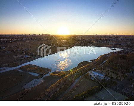 伊佐沼から見る初日の出とさいたま新都心・東京の高層ビルの眺め　埼玉県川越市（ドローンによる空撮） 85609920