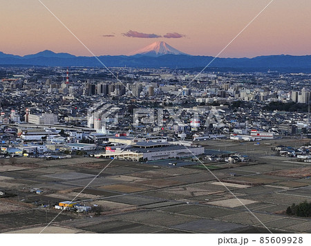 初日の出に染まる富士山と川越の雄大な眺め 埼玉県川越市(ドローンによる空撮) 初日の出に染まる富士山と川越の雄大な眺め 埼玉県川越市(ドローンによる空撮) 85609928