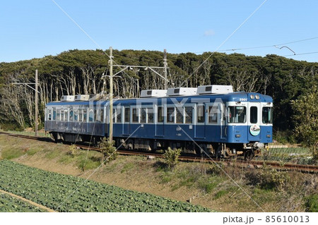 キャベツ畑を背に単線区間をゆく銚子電気鉄道2000形 85610013