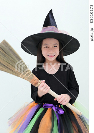 ハロウィンで魔女の仮装をする幼児の女の子 ハロウィンで魔女の仮装をする幼児の女の子 85610173